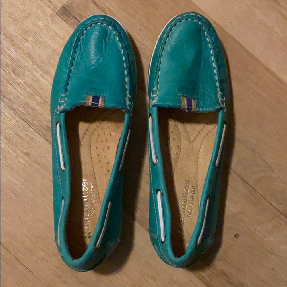 Women’s flat naturalizer